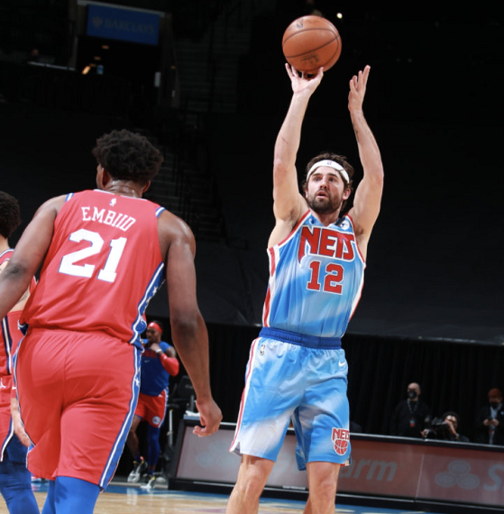 半岛体育注册网址-山东泰山球迷高举事件始末